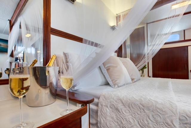 Botel Charming Boat In Barcelona - Perfect Getaway