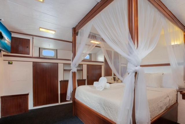 Botel Charming Boat In Barcelona - Perfect Getaway