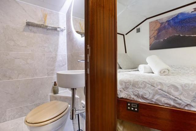 Charming Boat In Barcelona - Perfect Getaway Botel *