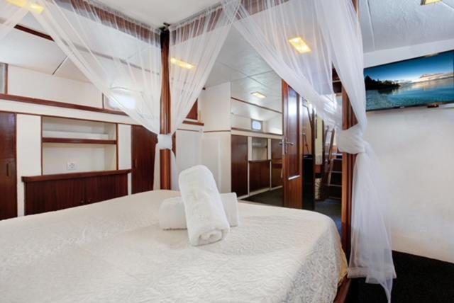 Botel Classic Yacht With Huge Deck&amazing Views