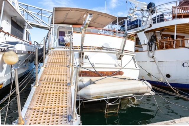Classic Yacht With Huge Deck&amazing Views