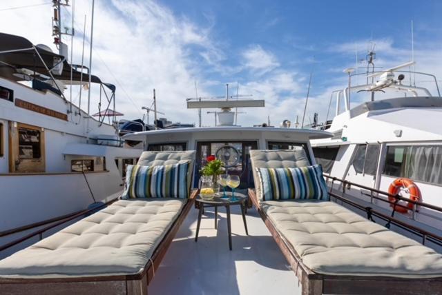 Classic Yacht With Huge Deck&amazing Views Botel