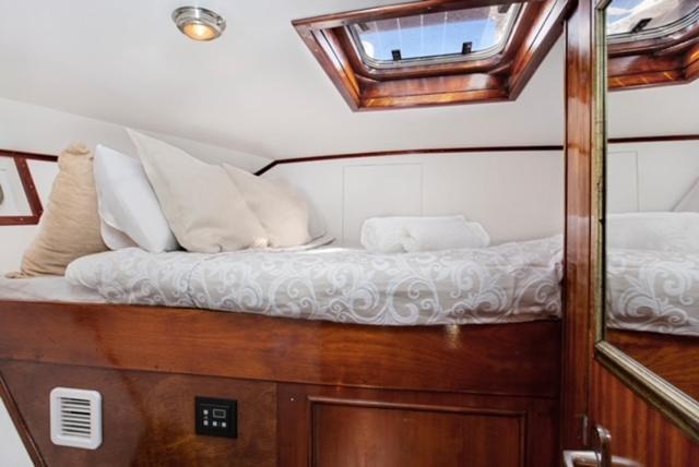 Botel Charming Boat In Barcelona - Perfect Getaway