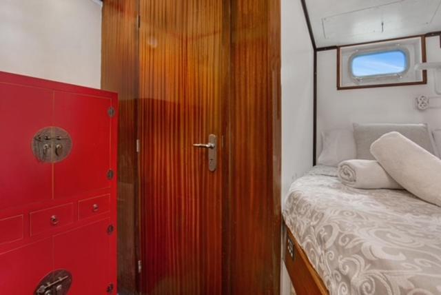 Classic Yacht With Huge Deck&amazing Views Botel