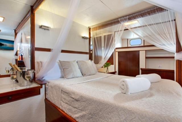 Botel Classic Yacht With Huge Deck&amazing Views Sant Adria de Besos