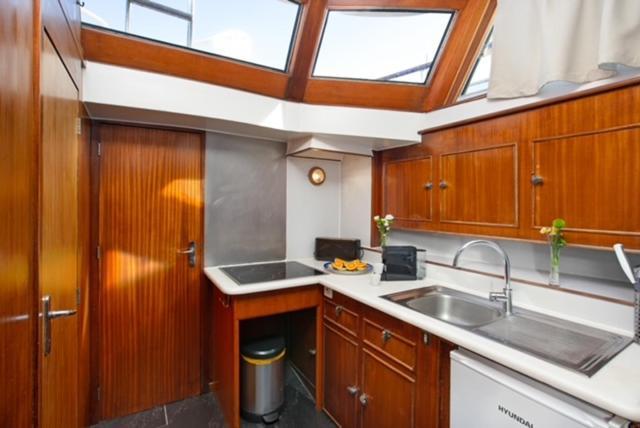 Classic Yacht With Huge Deck&amazing Views Botel
